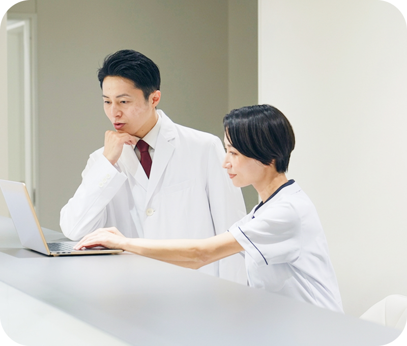 薬剤師がパソコンでオンライン対応している様子