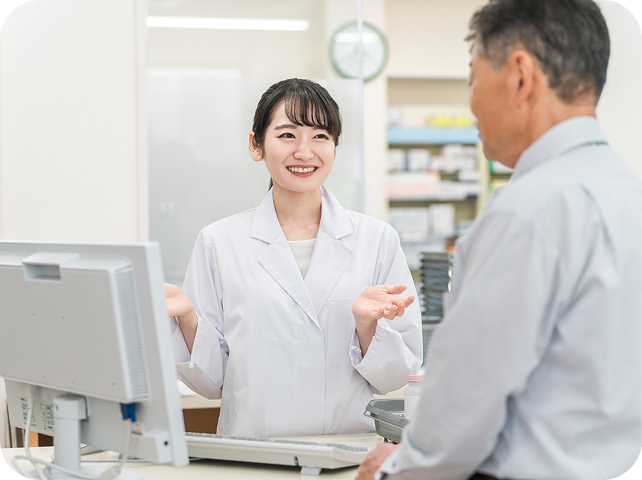 カウンターで高齢のお客様と話す薬剤師
