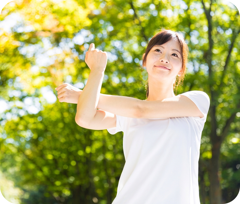 公園でストレッチをする女性